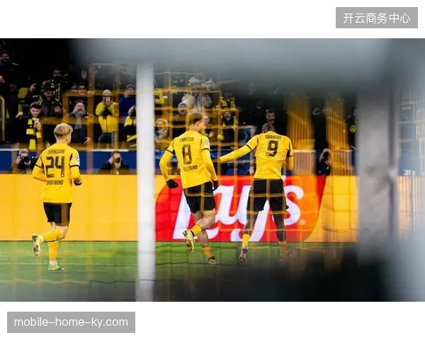 多特蒙德主场氛围优势转化为开场体能优势,高压逼抢战术效果显著 多特蒙德主场氛围优势转化为开场体能优势,高压逼抢战术效果显著